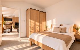 Alure Residences 8 - 24H Self Check-In & Private Parking Next To The Apartment Building Included, City Center Right On Snp Square In A Quiet Passage, New Building, Best Deal In Town